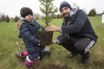 Across the province almost 200 volunteers of all ages planted more than 1000 trees. All trees planted through Forests Ontario's Community Planting Weekend will be counted towards Ontario's Green Leaf Challenge. (CNW Group/Forests Ontario)