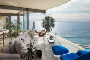 The floating glass house designed by famed architect Paul McClean is a visual masterpiece set upon one of the most awe-inspiring settings in Laguna Beach. Privately perched on the bluff's edge with a premium northwest coastal-facing orientation, take in the vibrant sunsets and city light views up to Palos Verdes.