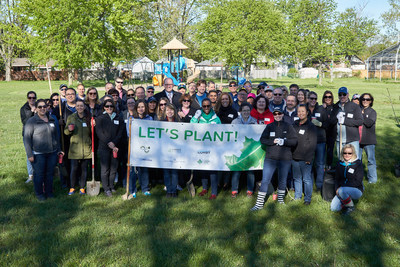 Today at Windsor’s Thompson Park, Hiram Walker & Sons Limited joined Forests Ontario, Corby Spirit and Wine Ltd., and the City of Windsor to plant 200 trees. Trees planted today will be counted towards Ontario's Green Leaf Challenge. (CNW Group/Forests Ontario)