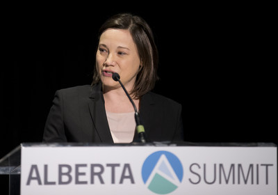 MmeShannon Phillips, ministre de l'Environnement et des Parcs de l'Alberta et ministre responsable du bureau du Changement climatique, prononce un discours au Sommet de l'Alberta2017 de l'Association canadienne de l'nergie olienne le mardi 9mai,  Edmonton. (Groupe CNW/Association canadienne de l'nergie olienne)