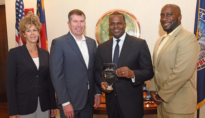 Representatives from Mobilitie present Atlanta Mayor Kasim Reed with a Connected City Award Thursday, May 11, 2017, at the mayor's office. L-R: Lisa Torres, senior vice president, network deployment; Dana Tardelli,  executive vice president, network solutions; Mayor Reed; James  Thornton, permitting manager.
