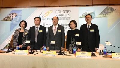 Le 22 mars, M. Yang Guoqiang, prsident de Country Garden (au milieu), le prsident Mo Bin (deuxime  partir de la gauche) et les membres de l'quipe de gestion de la socit ont publi les rsultats de l'exercice 2016  Hong Kong