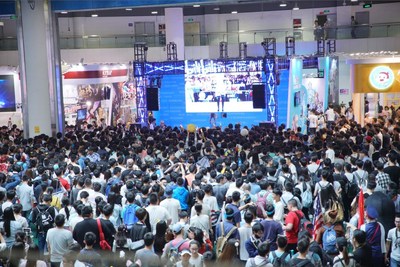 Young visitors gather around the bilibili stage at the 13th China International Cartoon and Animation Festival in Hangzhou, Zhejiang Province. (Photo: bilibili)