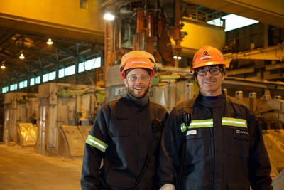 Sur la photo, de gauche  droite, Jonathan Ct, oprateur, et Carl Edgeley, aide technique, tous deux employs de l'Aluminerie de Deschambault. (Groupe CNW/Alcoa Canada)