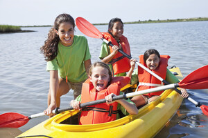 Los piojos disfrutan del campamento de verano tanto como los niños