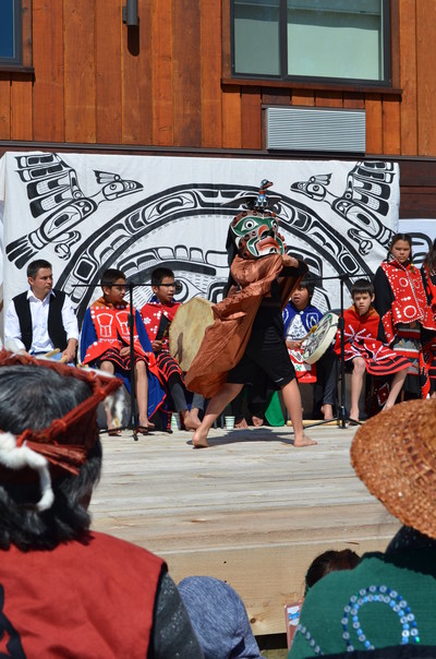 Students of Gwa'sala-Nakwaxda'xw Nation perform traditional dances to celebrate the grand opening of Kwa'lilas Hotel in Port Hardy. (CNW Group/Kwa'lilas Hotel)