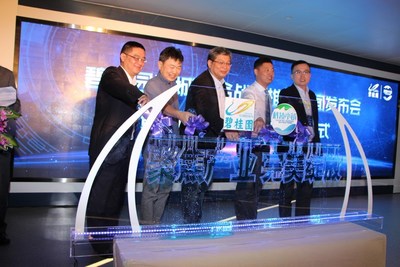 Lin Zhaoxian (third from right), the VP and CSO of Country Garden Group, Zhu Jianmin (right), the VP and press secretary of Country Garden Group, Zhang Jian (Second from right), the GM of Business Transformation Division of Cisco China, Xiang Junbo (left), the Assistant President and City-Industry Development Business Division GM of Country Garden Group and Zhang Min (second from left), the VP of Zhongcheng New Industry jointly start the  ceremony for the opening to public of Tonghu Tech Town exhibition hall
