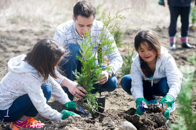 Throughout April and May, Enbridge supported and participated in four community tree planting events in Ajax, Niagara Falls, Mount Albert, and Pelham. Events brought together hundreds of volunteers to plant more than 1,000 trees in public spaces. (CNW Group/Forests Ontario)