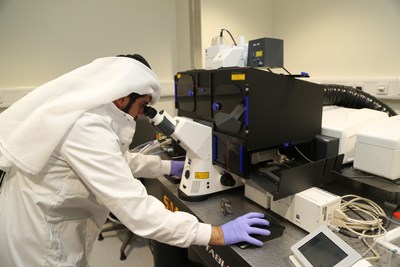A member of Sidra's Medical and Research Center team engages with data managed by IBM as part of the Qatar Genome Program, a biomedical research project that aims to offer personalized care to the people of Qatar. (Credit: Sidra Medical and Research Center)