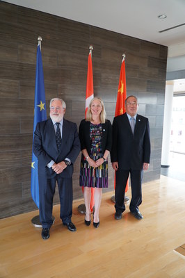 La ministre McKenna avec ses homologues chinois et europen lors d'une rencontre sur les changements climatiques  Berlin. (Groupe CNW/Environnement et Changement climatique Canada)