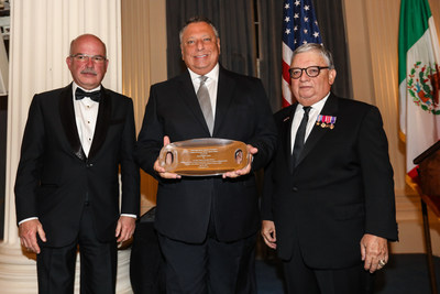 Juan González Moreno, President and Chief Executive Officer of Gruma, receives the 2017 Good Neighbor Award granted by the United States Chamber of Commerce, accompanied by Albert Zapanta, President of the Chamber, and José Zozaya, President of Kansas City Southern of Mexico.