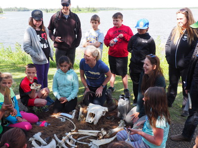 La ministre McKenna et des enfants de l'cole primaire Lamont prennent part  l'activit Construisez un bison. (Groupe CNW/Parcs Canada)