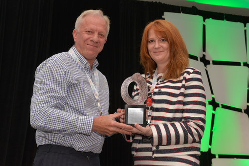 Darby Allen receiving the 2017 CPRS President's Award for Outstanding Public Relations and Communications Management from outgoing CPRS National President Kim Blanchette, APR, FCPRS. (CNW Group/Canadian Public Relations Society)