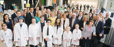 Mr. Jean Coutu and Mrs. Marcelle Coutu surrounded by their family members, Dr. Fabrice Brunet, CEO of the CHU Sainte-Justine, Dr. Michaud, Ms. Maud Cohen, the Honourable Michael M Fortier, Ms. Sophie Gravel, Mr. Ludovic Sibiude, Ms. Dorothée Sibiude and eight children from Sainte-Justine. (CNW Group/CHU Sainte-Justine Foundation)