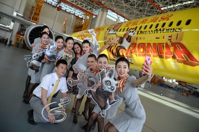 A group photo of Hainan Airlines’ flight attendants with Hannah Foss