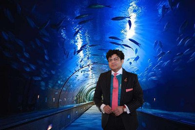George Jacob, President and CEO, bay.org& inside the 750,000 gallon Aquarium of the Bay Tunnel that holds over 20,000 animals and a hundred species of sea life drawn from the San Francisco Bay. Photo Credit: bay.org/bay ecotarium