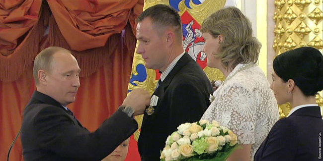 Putin odlikovao ekstremiste Receiving_Medal