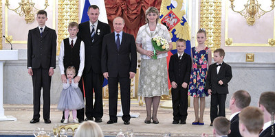 Russian President Vladimir Putin awarded the Order of "Parental Glory" to Valeriy and Tatiana Novik, Jehovah's Witnesses from Karelia, during a ceremony in Moscow at the Kremlin. Six of their eight children are shown in the photo.