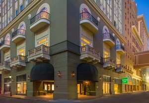 Celebrate Summer in Style with Free Cocktails from Courtyard New Orleans French Quarter/Iberville