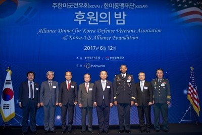 On the night of June 12th, Hanwha hosted a reception for the Korea Defense Veterans Association Korea-U.S. Alliance Foundation at The Plaza Hotel Seoul, and signed an MOU promising a patronage fund worth one million dollars and ongoing support. (Photo: from left to right) SM Group chairman Woo Oh-hyun, The Vice President (ROK) of Korea Defense Veterans Association Kwon Oh-sung, the member of the National Assembly Lee Jong-myeong, the Chair of Korea-US Alliance Foundation Yu Myung-hwan, the President of Korea-US Alliance Foundation Jung Seung-jo, Commander of ROK-U.S. Combined Forces Command Vincent Brooks, the Representative of Hanwha Techwin Hanwha Defense Systems Shin Hyun-woo, the Deputy Commander of the ROK-U.S. Combined Forces Command Gen. Leem Ho-young