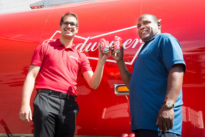 Budweiser et la légende de baseball, Tim Raines s'emparent de Montréal