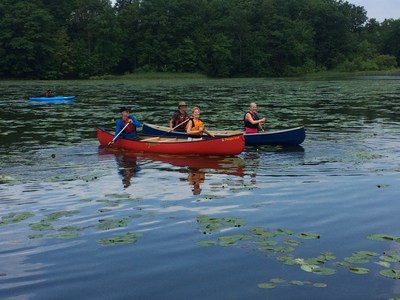 Minister Catherine McKenna and Premier Kathleen Wynne paddling at Rouge National Urban Park in Toronto, accompanied by Trevor Hesselink and Dave Pearce from CPAWS Wildlands League. (CNW Group/Parks Canada)