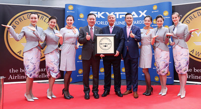 SKYTRAX Chairman Edward Plaisted confered a Trophy to Hainan Airlines President Sun Jianfeng