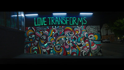 As it kicks off a new partnership with Pride Toronto, Mercedes-Benz Canada is using the transformative power of art to show its support for the LGBTQ2 Community. A new mural in Toronto sends a message of love and inclusivity, while a corresponding digital campaign takes a stand against abuse and hate speech. Toronto artist Thomarya 