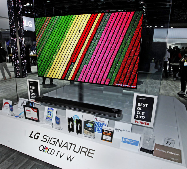 LG SIGNATURE SERIES W7 'WALLPAPER' TV EARNS BEST OF THE BEST CES 2017 HONORS