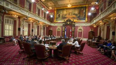 Qubec, le 27 juin 2017. - Le premier ministre, Philippe Couillard, a  prsid une table ronde sur les relations commerciales entre le Qubec et les tats-Unis runissant des reprsentants du milieu municipal, patronal, syndical, agricole, culturel et de l'industrie forestire. (Groupe CNW/Cabinet du premier ministre)