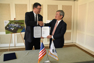 Alaska Gasline Development Corporation President Keith Meyer and Korea Gas Corporation President and CEO Dr. Seung-hoon Lee at the signing of a memorandum of understanding between the two organizations in Washington, D.C. on June 28, 2017. (Neshan H. Naltchayan / Alaska Gasline Development Corporation)