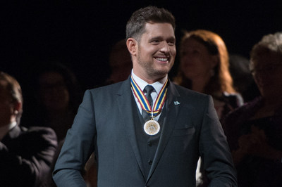 Canadian crooner, Michael Bublé shows his Canadian pride at the GGPAA Gala by wearing a Les Plaisirs de Birks Diamond Maple Leaf pin. (CNW Group/Birks Group Inc.)