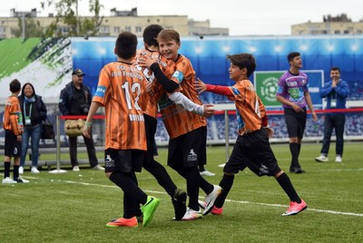 来自64个国家的儿童参加足球-友谊项目