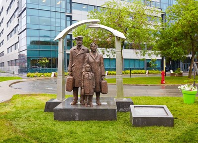Célébrations du 375e de Montréal - Dévoilement de l'œuvre L'Immigrant grec, le legs de la communauté hellénique aux Montréalais
