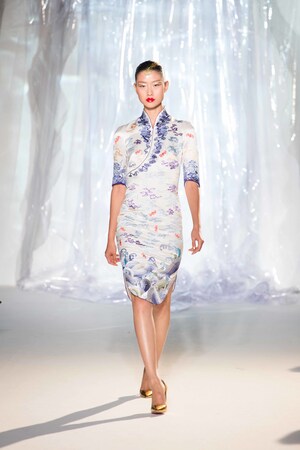 Présentation des nouveaux uniformes d'Hainan Airlines lors de la semaine de la haute couture de Paris automne/hiver 2017