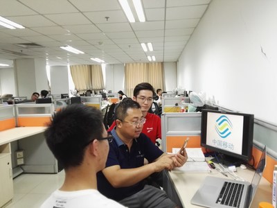 Prof. Qiao discussing technology challenges with his graduate students