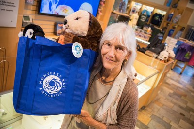 Monterey Bay Aquarium Executive Director Julie Packard holds a reusable shopping bag. Nineteen members  of the nationwide Aquarium Conservation Partnership today (July 10) announced they have all eliminated use of plastic shopping bags and plastic straws as part of a nationwide consumer campaign targeting plastic pollution that threatens the health of the ocean, lakes and rivers. Credit: Monterey Bay Aquarium