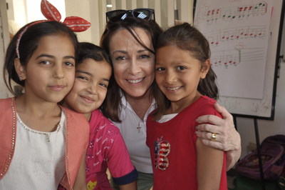Patricia Heaton meets with young Syrian refugee girls in Jordan. Credit: World Vision