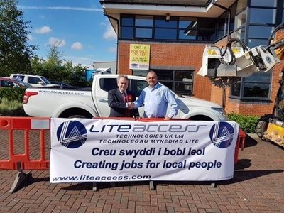 Pictured at the ribbon cutting ceremony for the opening of Lite Access Technologies UK office in Wrexham, Wales is the Right Honourable Ian Lucas Member of Parliament with Dylan Griffiths, Managing Director for Lite Access UK (CNW Group/Lite Access Technologies Inc)
