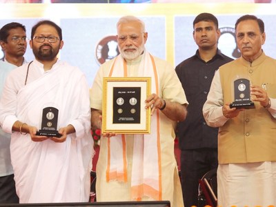 Front L-R, Pujya Gurudevshri Rakeshbhai, PM Mr. Modi, CM of Gujarat Mr. Rupani.