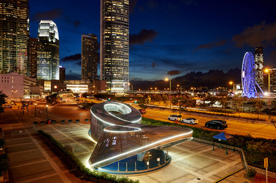 The "Playful Hong Kong" zone at Edinburgh Place features a centrepiece with a "never-ending" surface, echoing the city’s infinite possibilities. The centerpiece lights up every day from 19:00 to 23:00 with exhibit displays from 10:00 to 20:00.