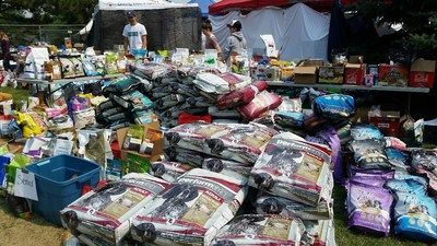 Pet Valu announced today it has donated $100,000 worth of cat and dog food, litter, litter pans and crates to animal rescue organizations in Kamloops and Prince George; the organizations are helping pet owners who have been displaced by the fires. (CNW Group/Pet Valu Inc.)