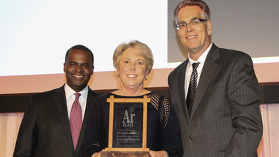 Cox Enterprises’ Lacey Lewis accepts the 2015 Argon Award from 2014 recipient Atlanta Mayor Kasim Reed and Southface co-founder Dennis Creech.