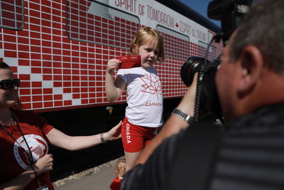 Holly Hacker, cinq ans, colle le premier rêve pour le Canada sur le wagon Esprit de demain, lors du lancement du Train Canada 150 du CP aujourd'hui à Calgary. (Groupe CNW/Canadien Pacifique)