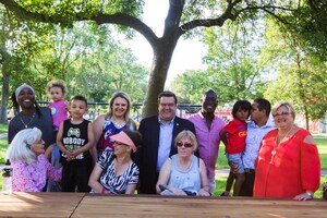 L'arrondissement de Montréal-Nord inaugure la table du partage le Choix du Président dans le parc Aimé-Léonard