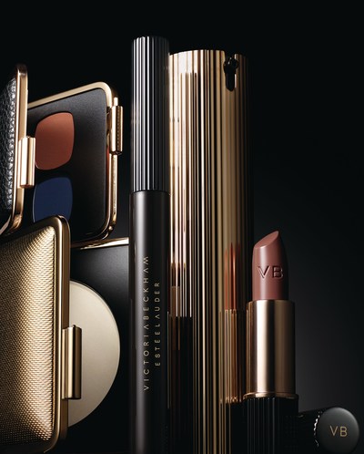 A nova edição limitada da coleção de maquiagem Victoria Beckham Estée Lauder estará disponível a partir de setembro de 2017 em varejistas selecionados em todo o mundo. Produtos na imagem a partir da esquerda: Skin Perfecting Powder (Pó para Aperfeiçoamento da Pele), Eye Matte Duo in Saphir/Orange Vif (Duo de Sombras Foscas para os Olhos Safira/Laranja Vivo), Eye Ink Mascara in Blackest (Rímel Preto Delineador para os Olhos), Morning Aura Illuminating Creme (Creme Iluminador Aura da Manhã), Matte Lipstick in Victoria (Batom Fosco cor Victoria). Crédito da foto: Kanji Ishii. (PRNewsfoto/Estee Lauder)