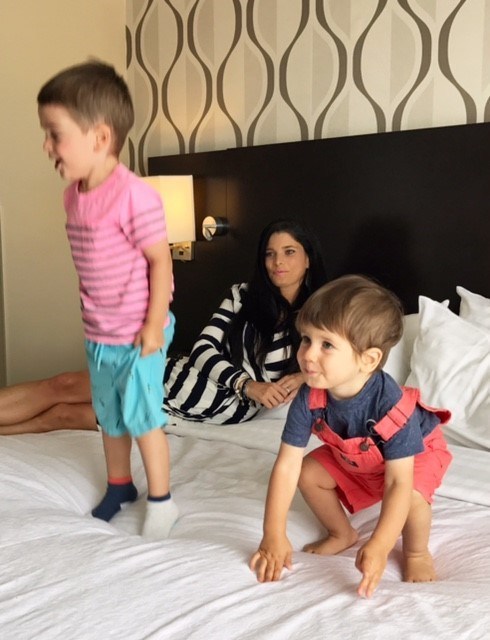 Angie Campanelli and her kids enjoy a family-friendly room and amenities at the Holiday Inn Toronto International Airport Hotel (CNW Group/Holiday Inn)