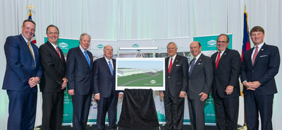 Pictured with the rendering of the new Irving Consumer Products plant in Macon, Georgia, from left to right are: Vice President U.S. Business Operations, Bill Hart; General Manager, Irving Consumer Products, Tim Baade; Co-Chief Executive Officer of J.D. Irving, Limited, James D. Irving; Co-Chief Executive Officer of J.D. Irving, Limited and President of Irving Consumer Products, Robert K. Irving; Governor of the State of Georgia, Nathan Deal; U.S. Secretary of Commerce, Wilbur Ross, Mayor of Macon-Bibb, Robert Reichert; Commissioner, Georgia Economic Development Commission, Pat Wilson. (CNW Group/Irving Consumer Products)