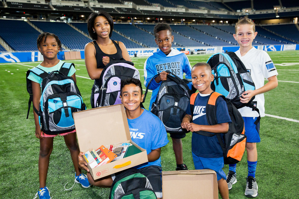 Longtime Detroit Lions Kicker Jason Hanson teamed with Ally to surprise  kids with school supplies