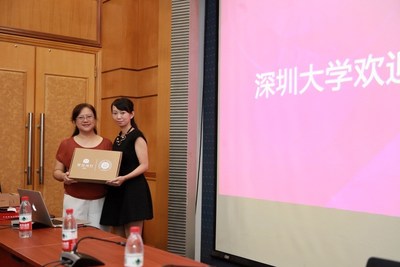 A photo of Teacher Fu (Dean of Admissions Office in Shenzhen University) and Liu Ling (Director of Product Centre, Instant Message Product Department, Tencent Social Network Group)